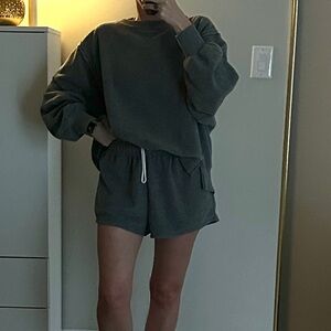 SET - AE Oversized Big Hug Reverse Fleece Sweatshirt & Shorts